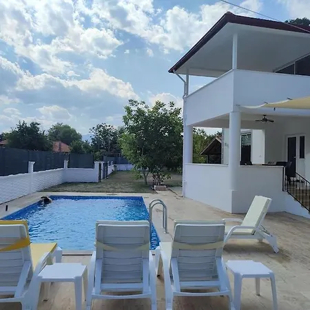 Serenity With Private Pool And Large Garden. 호텔