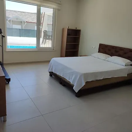 Serenity With Private Pool And Large Garden. 무글라